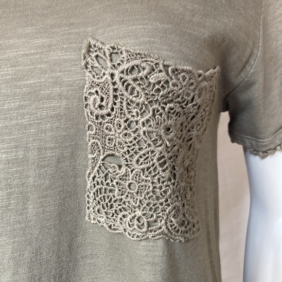 DEMOCRACY Jeans Women Tee Shirt Size Small Olive Color Crochet Embellished NWOT - Picture 7 of 7